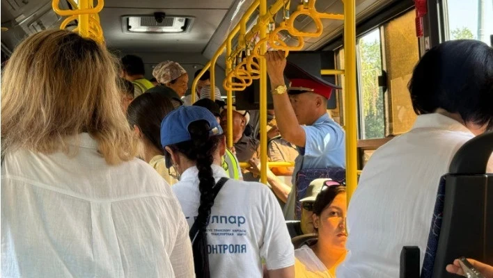 В Бишкеке проверили автобусы и оштрафовали пассажиров-безбилетников