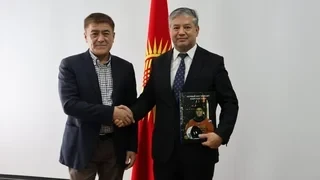 Готов вдохновлять молодежь. Салижан Шарипов встретился с главой Минтруда КР