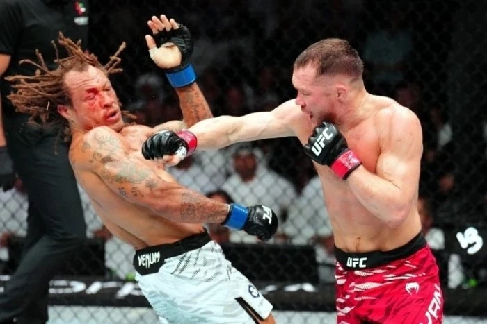 Петр Ян одержал третью победу подряд на турнире UFC в Абу-Даби