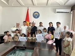 Еще три семьи с тройняшками получили квартиры в Оше