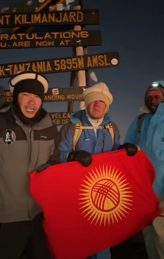 Марат Ниязмат уулу водрузил флаг Кыргызстана на вершине Килиманджаро
