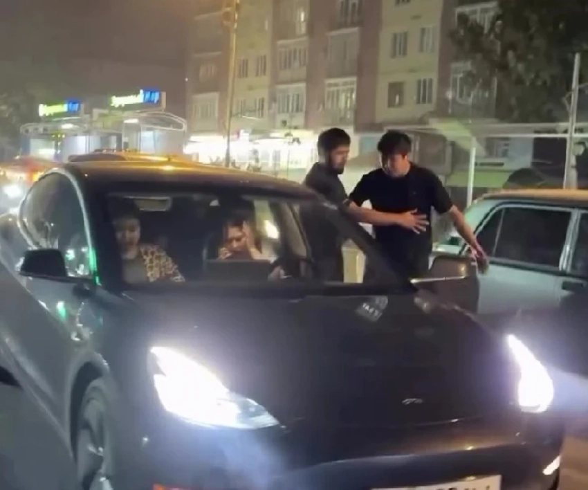 Мужчину, напавшего на девушку-водителя в Оше, арестовали на пять суток