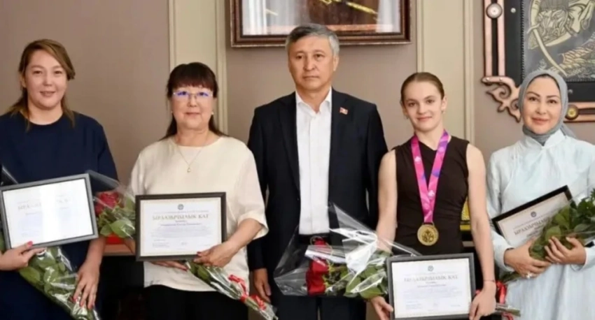 Жогорку Кенеш наградил чемпионку мира по гимнастике Злату Аркатову