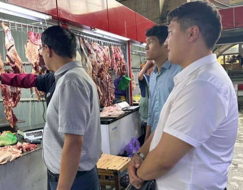 На рынках Бишкека с продавцами провели беседы о ценах на мясо