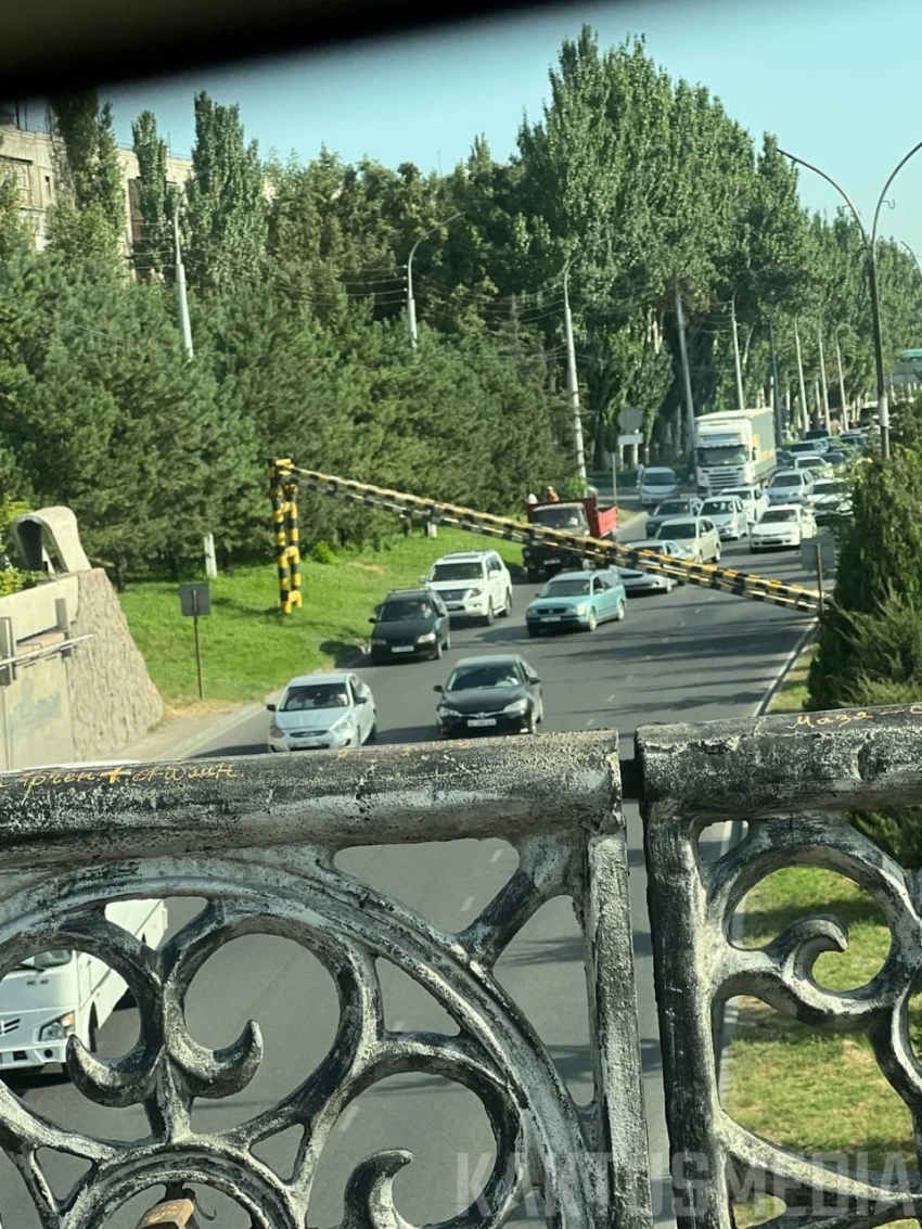 На ул. 7 Апреля упала опора ограничителя транспорта