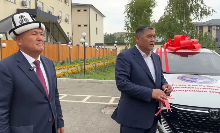 Мэру Оша подарили автомобиль от имени Садыра Жапарова