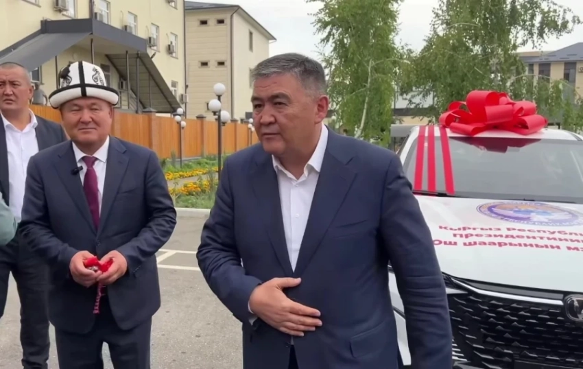 Камчыбек Ташиев вручил мэру Оша обещанный автомобиль