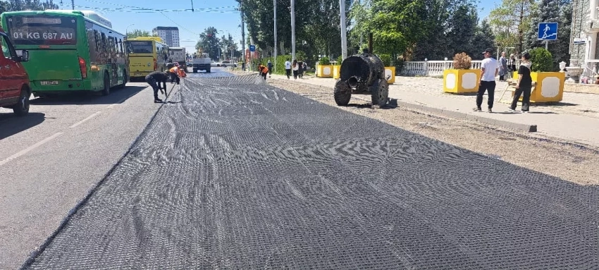В Бишкеке проводят карточный ремонт дорог. Работы введутся на тех участках, которые не подлежат ямочному ремонту