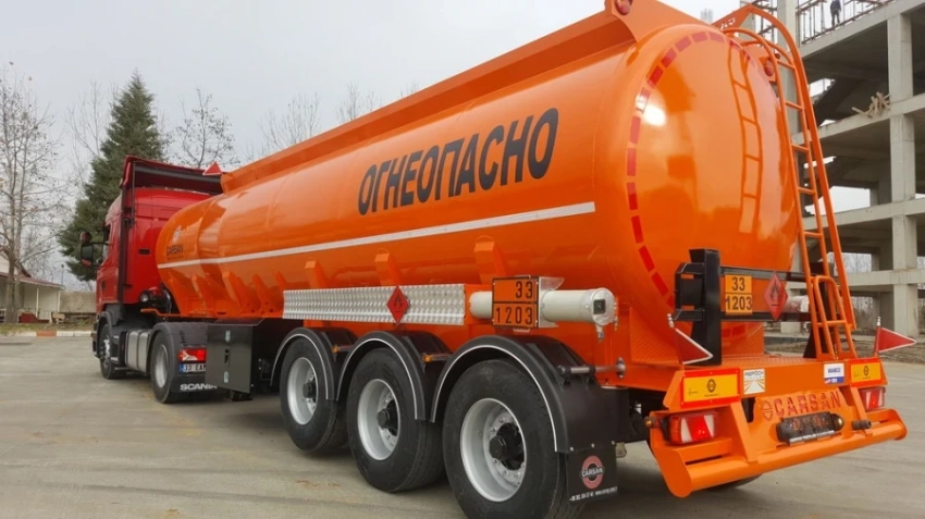 Водитель бензовоза погиб, упав с цистерну с топливом в Казахстане