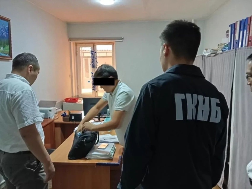 В Кара-Суйском районе задержали местных чиновников, причастных к незаконной продаже земельных участков