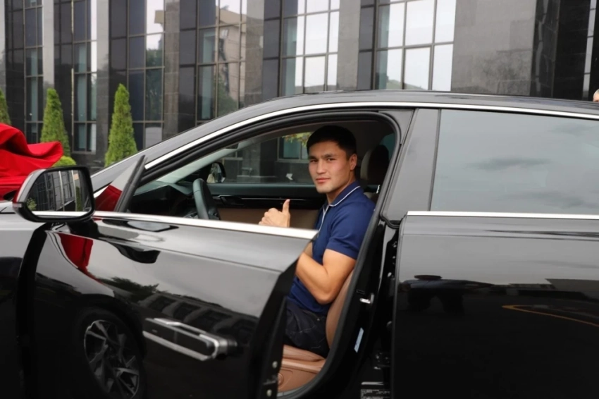 Ташиев подарил автомобиль бронзовому призеру Кубка мира по боксу