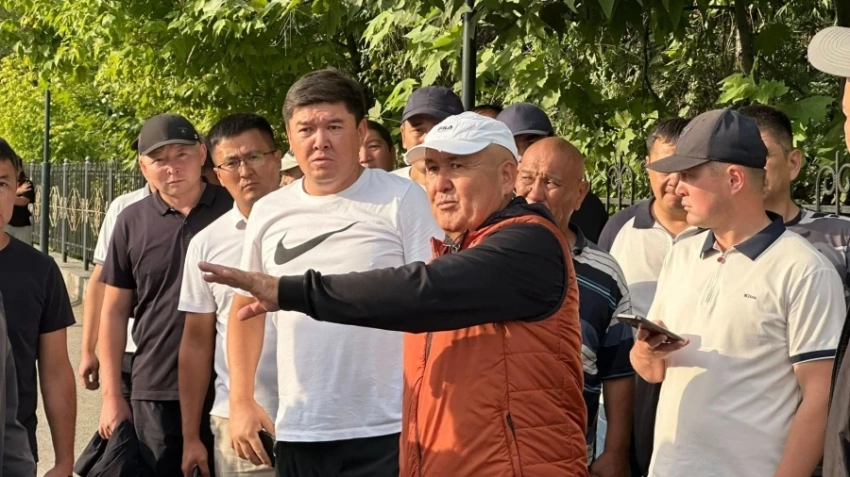 Чиновники Кыргызстана без отпусков и кондиционеров – комментарий эксперта