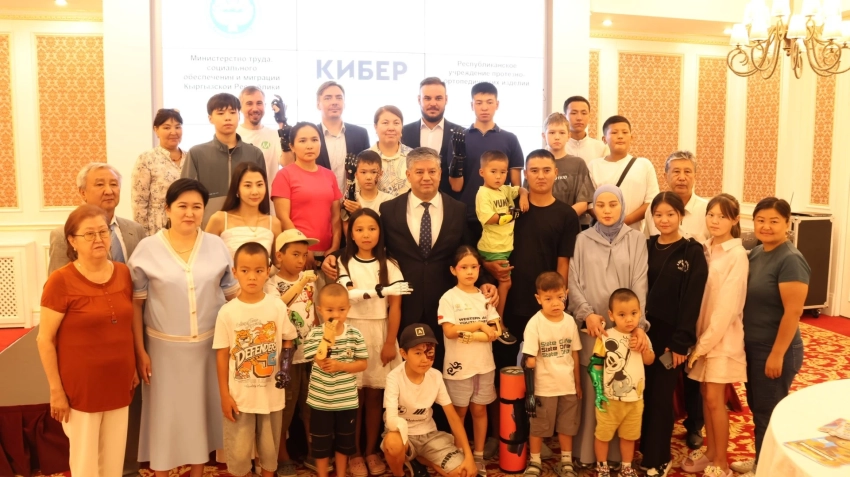 В Бишкеке детям с врожденными особенностями конечностей вручили протезы