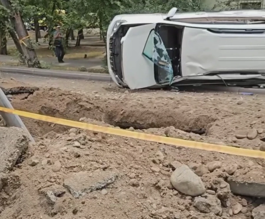 Взрывом газа в Алматы разворотило дорогу и перевернуло внедорожник