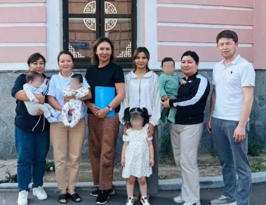 Четверо детей, оставшихся без попечения родителей, возвращены в Кыргызстан