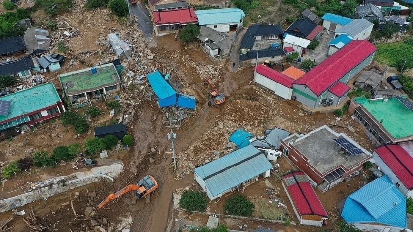 В результате наводнений и оползней в Южной Корее погибли 17 человек, ещё 11 числятся пропавшими без вести