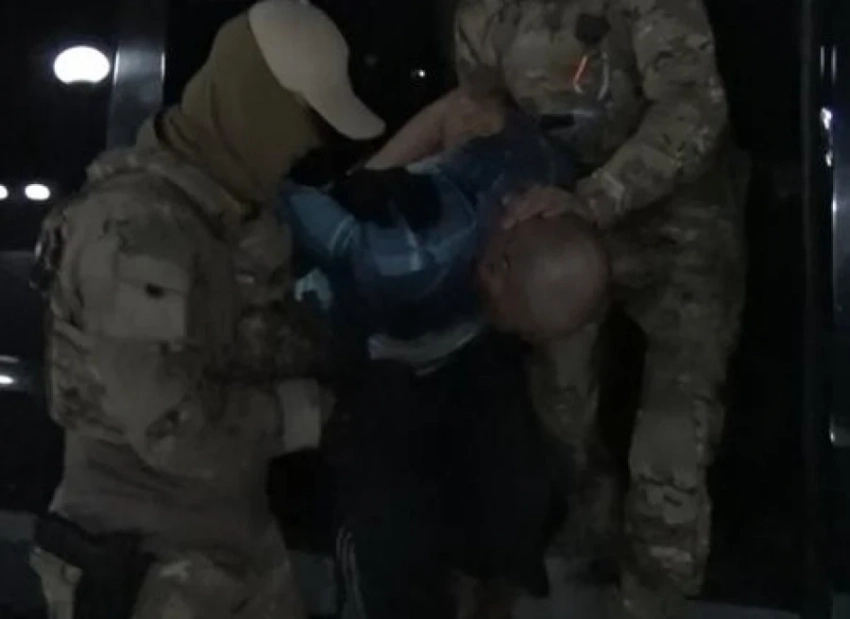 В Сузаке задержали таксиста, который объявил себя «смотрящим» по южному региону