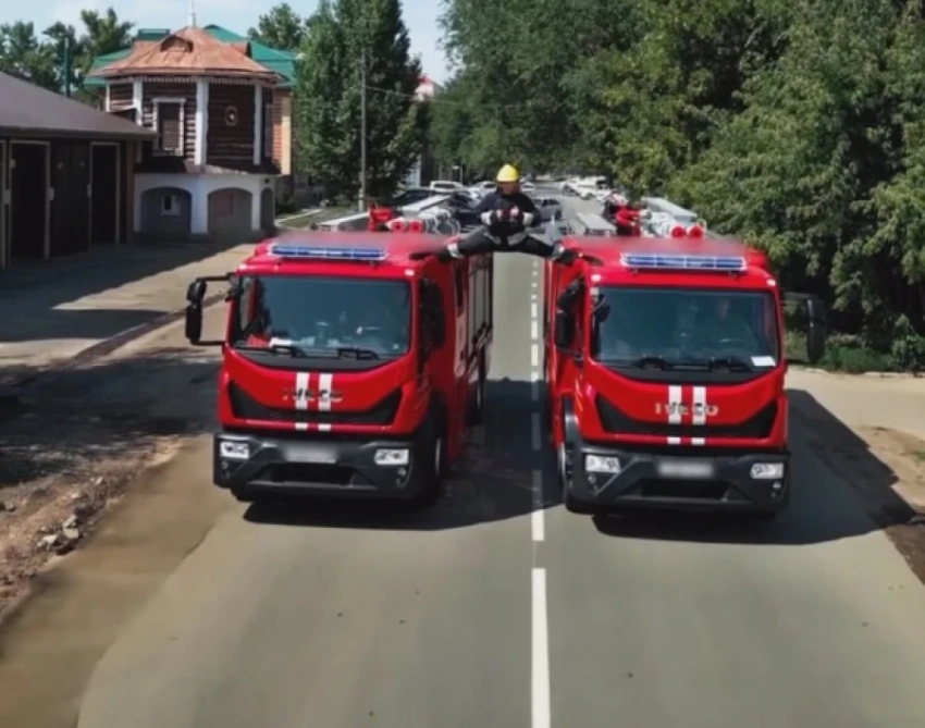 Казахстанский пожарный повторил трюк Ван Дамма со шпагатом
