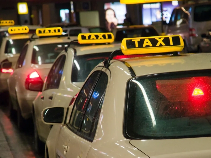 В Петербурге мигрантам запретили работать таксистами