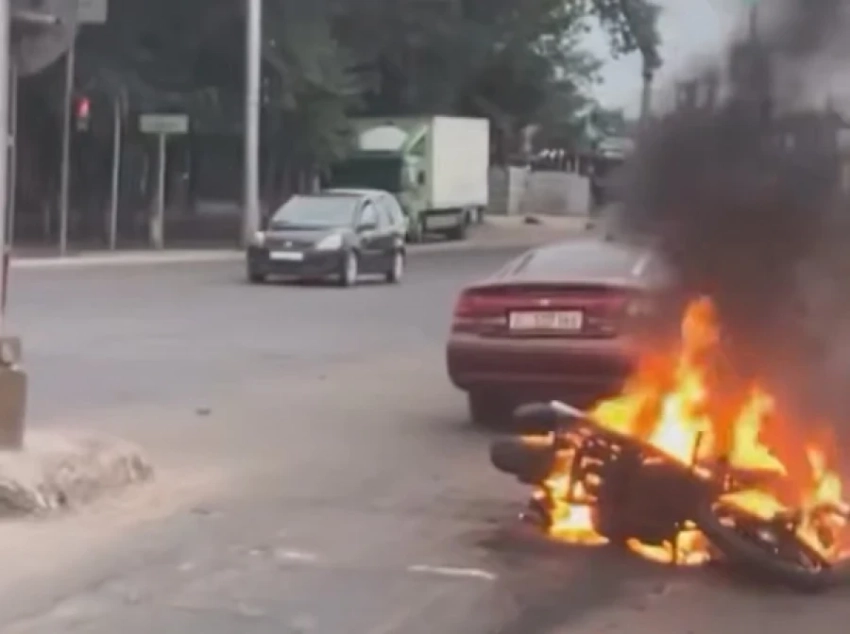Мотоцикл сгорел после ДТП: авария произошла из-за пьяного водителя авто