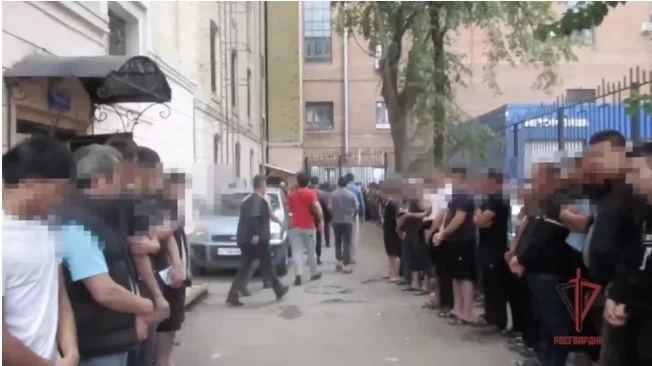 В Москве после рейда в хостеле задержали 300 нелегальных мигрантов