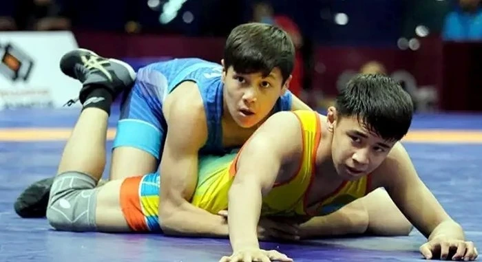 Юниоры Кыргызстана выступят на чемпионате мира по борьбе в Болгарии