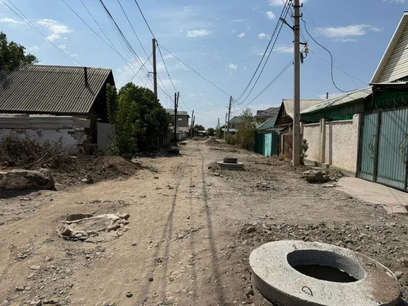 В Бишкеке на улице 9 Января идет капремонт дороги и тротуаров