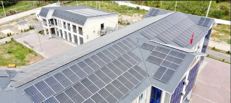 На крыше здания Баткенского ПЭС установлены солнечные панели