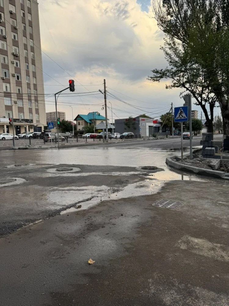 Перекресток ул. Шукурова и Ахунбаева заливает водой из арыка, несмотря на ремонт