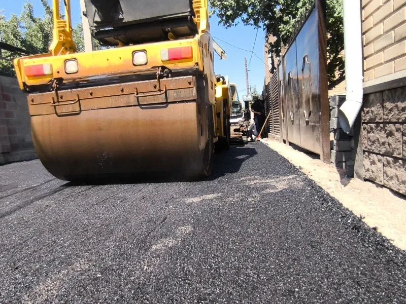В Бишкеке началась укладка асфальта на улице Власова