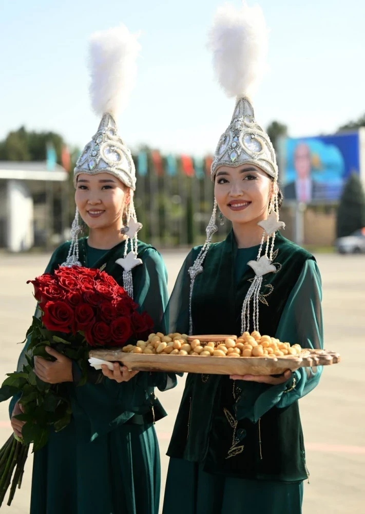Касым-Жомарт Токаев прибыл в Кыргызстан с официальным визитом. Как его встретили