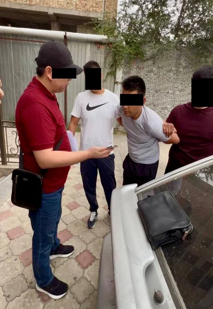 За вымогательство взятки задержан сотрудник Военного комиссариата города Ош