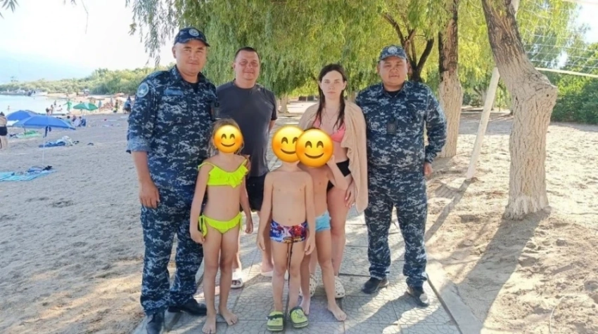Сильный ветер унес лодку с туристами из Алматы на Иссык-Куле