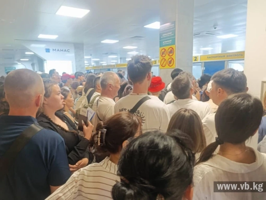 В "Манасе" пассажиры часами ждут паспортного контроля