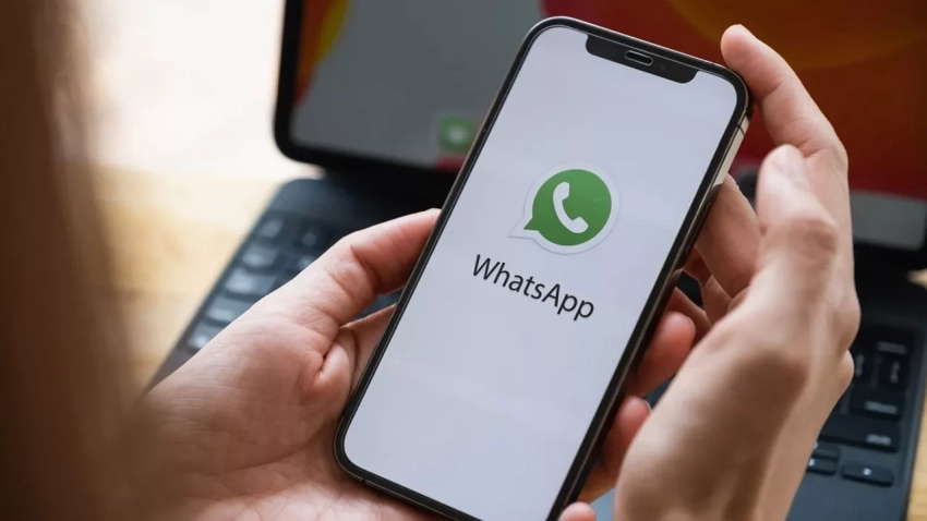 В WhatsApp появилась необычная функция. Она сама пишет сообщения за человека