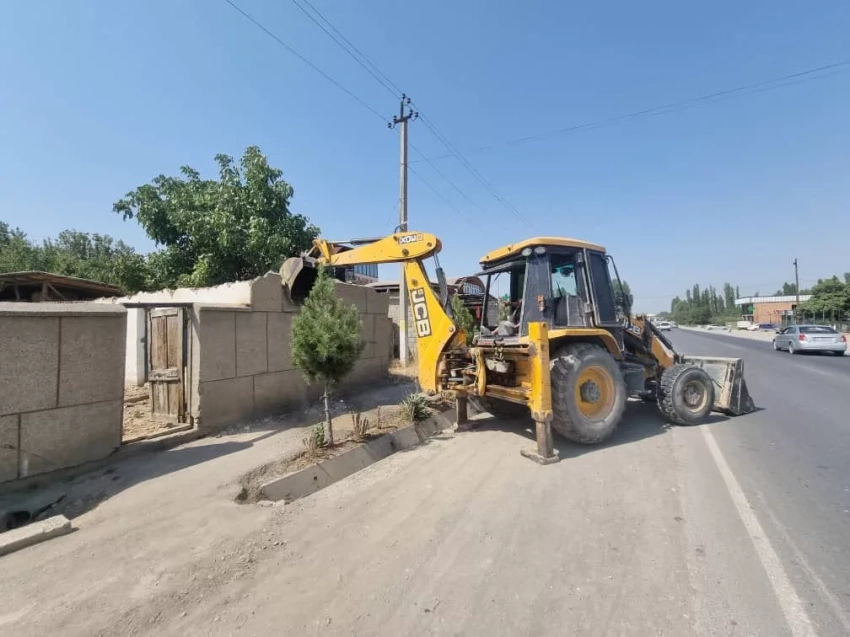 На автодороге Ош-Баткен снесли незаконные постройки