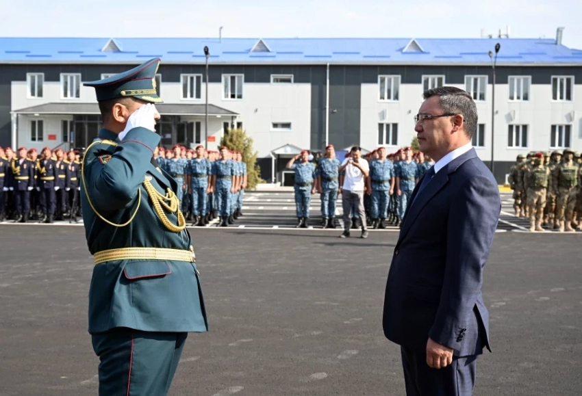 Садыр Жапаров открыл новое здание воинской части в Бишкеке