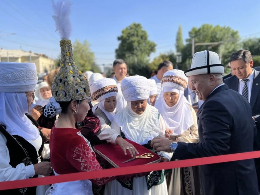 Ленина в Оше больше нет. Улицу и памятник в центре заменили на Алымбека Датку