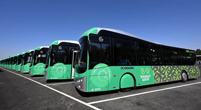 Садыр Жапаров пришел на открытие сервисного центра для экологичных автобусов в Бишкеке