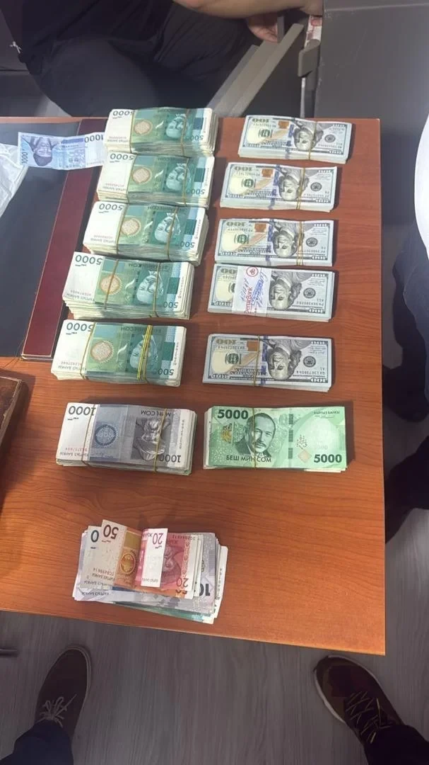 В Бишкеке в кабинете полковника милиции нашли почти 6 млн сомов и $46 тысяч