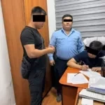 При получении взятки задержаны начальник отдела и главный инспектор УГНС по Ленинскому району Бишкека