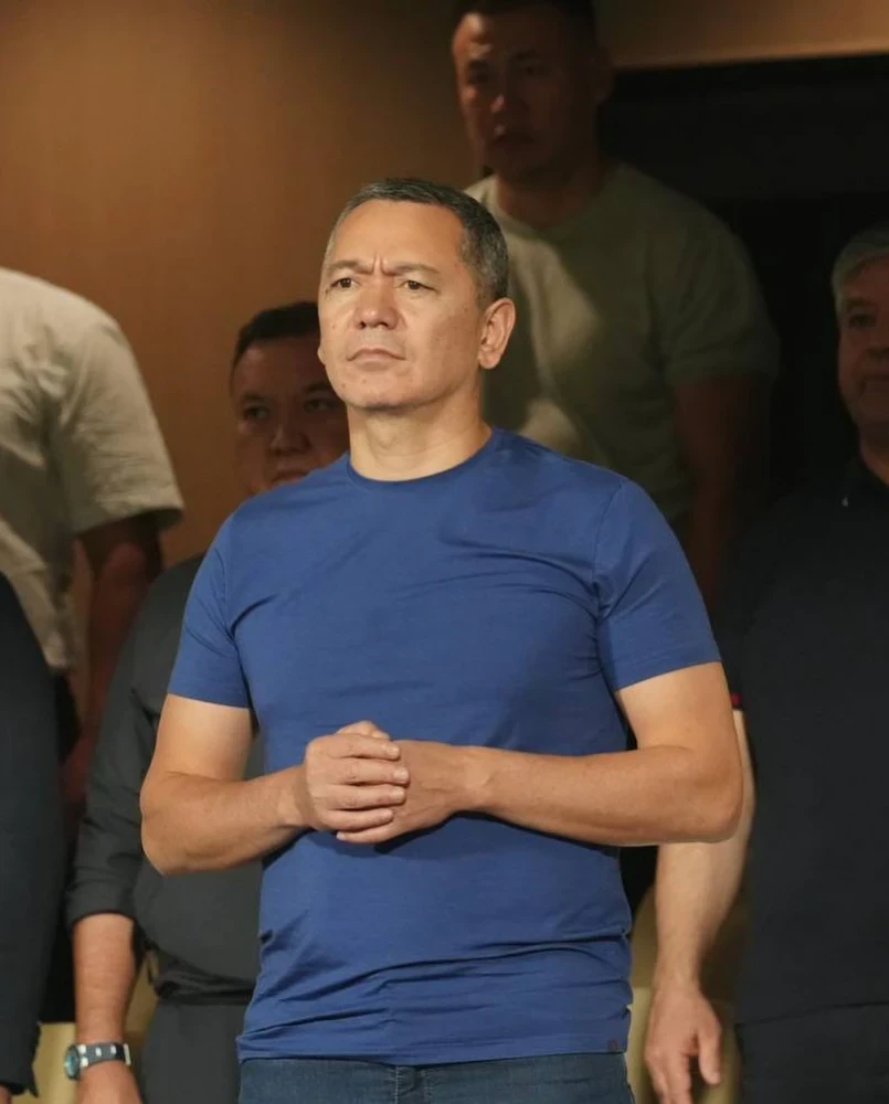 Ташиев вместе со своей дочерью посетил футбольный матч Кыргызстан - Узбекистан (U-23)