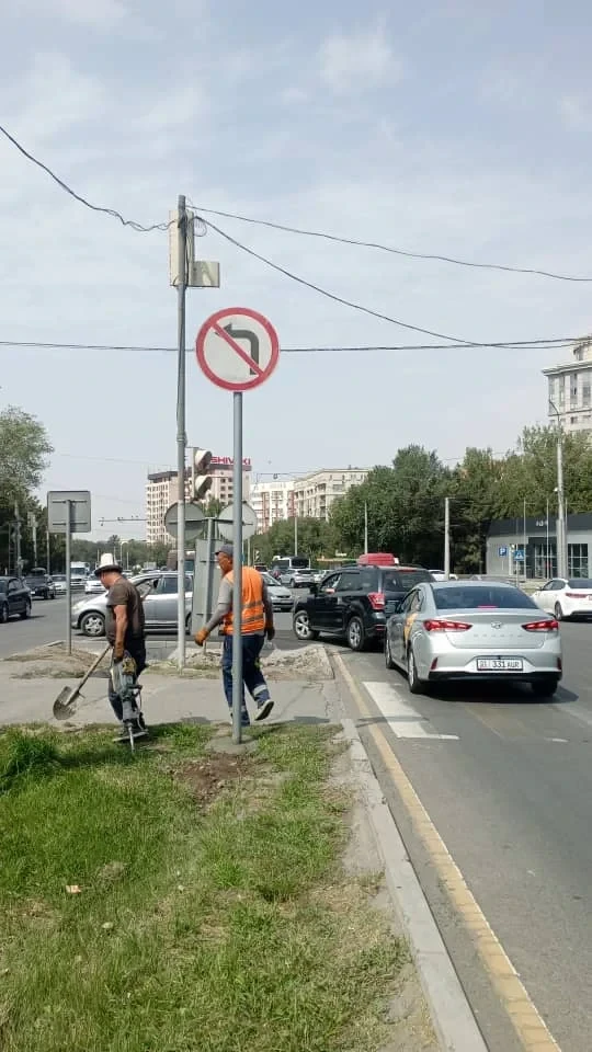 На пересечении Токомбаева и Жукеева-Пудовкина запретили повороты налево и направо