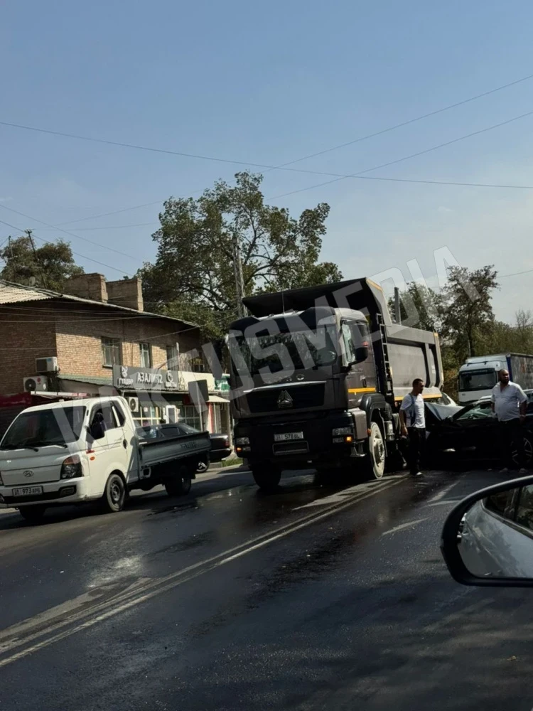 Кабриолет Mustang попал под грузовик Howo в Бишкеке