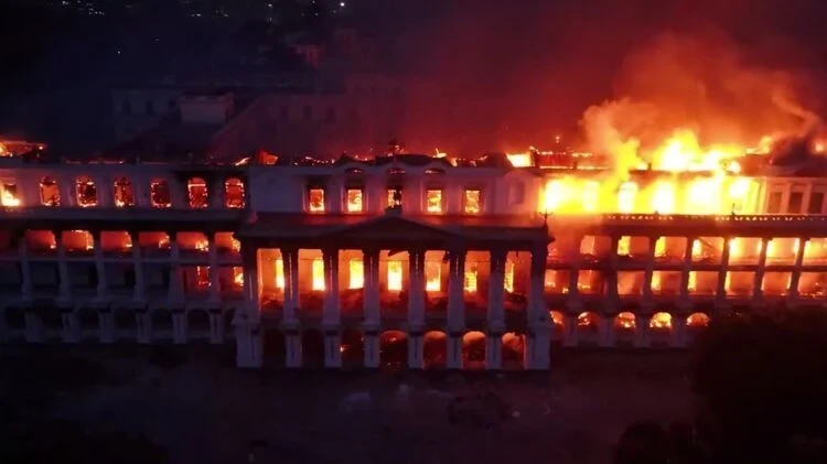 В Непале протестующие сожгли самый большой в Азии дворец правительства. Видео