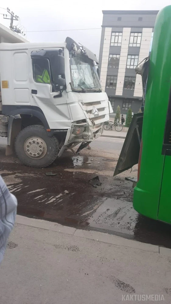 Самосвал въехал в автобус на остановке. Пострадали пассажиры