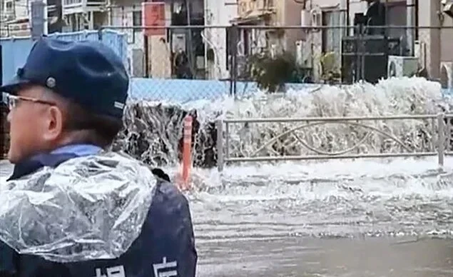 Сильные дожди в Токио привели к перебоям в работе транспорта