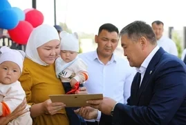 Камчыбек Ташиев вручил ключи от квартиры матери тройняшек