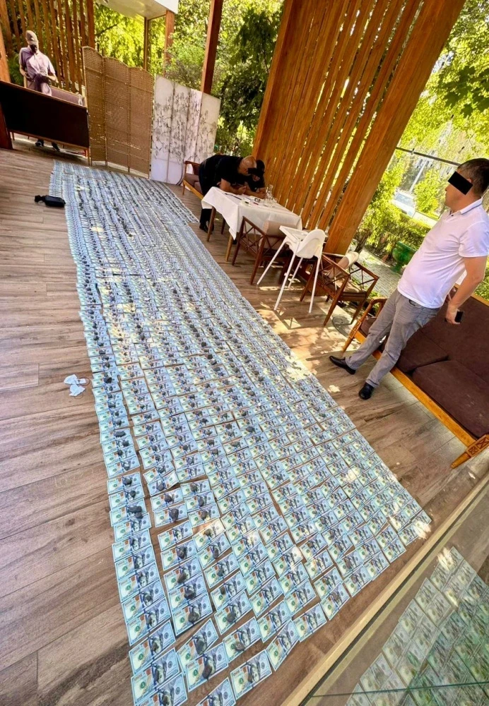 Правоохранителей задержали по делу о взятке в $400 тысяч. Фото