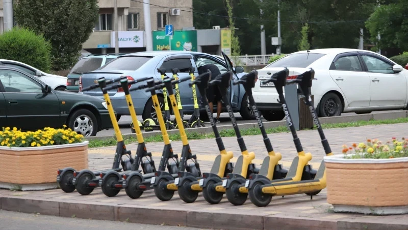 В Казахстане самокатчикам хотят запретить ездить по тротуарам